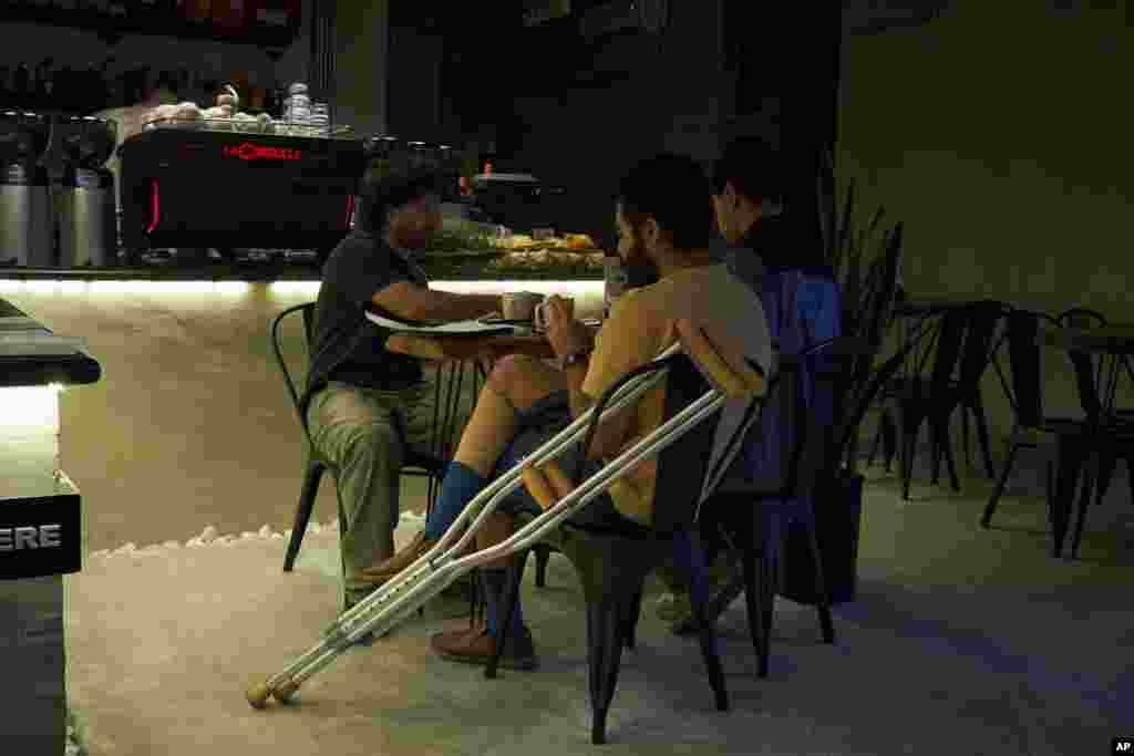 شهری که معمولاً در تمام ساعات شبانه‌روز پر جنب‌وجوش است، بزرگراه‌هایش پر از خودرو و برج‌های مسکونی‌اش روشن، در دوران جنگ، بیشتر جمعیتش از آن خارج شدند. شب‌ها تاریکی بر شهر سایه می‌انداخت. افرادی که مانده بودند، بیشتر در خانه‌ها ماندند. از پشت پنجره‌هایشان، صدای انفجارها شنیده می‌شد؛ گاه دور و گاه چنان نزدیک که دیوارها را می‌لرزاند و صدای پدافند هوایی هم پیوسته در فضا می‌پیچید.