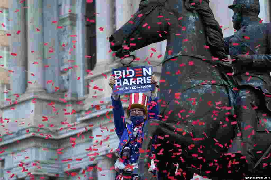 Човек облечен како Uncle Sam слави пред Градското собрание во Филаделфија.