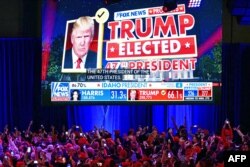 Прихильники Дональда Трампа святкують те, що Fox News оголошує його наступним президентом Сполучених Штатів. Вест-Палм-Біч, штат Флорида, 6 листопада 2024 року