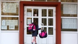 Ученичка влиза в училище на 10 ноември 2021 г.