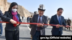 Председатель Кабинета министров Кыргызстана Акылбек Жапаров и посол Китая Ду Давен открывают мост как  завершение части проекта автомагистрали – одного из многих инфраструктурных проектов, которые получают поддержку из Пекина.