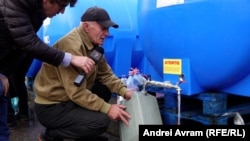 Pensionarul Dumitru Ichim (73 de ani) din Câmpina a reușit să strângă puțină apă menajeră, înainte de sistarea ei. Aprovizionarea zilnică o face de la rezervoarele amplasate public de autorități.