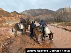 Будалыктык суу ташыган балдар.