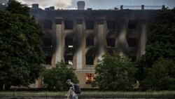 Un bărbat merge prin fața unui liceu din Lîsîceansk (Foto AFP)