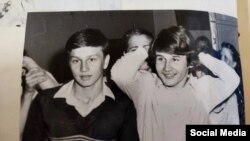 Дмитрий Колкер (справа) во время учебы в музыкальной школе