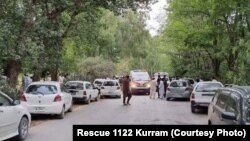 د رېسکیو ۱۱۲۲ اېمبولینس د برېد ښکار شوي روغتون ته لېږدوي - د جون ۱۵مې انځور. 