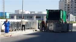 Lebapda zibil taşlanýan bir gutyny 10 adam bolup dörýärler