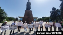 Участники акции протеста, ранее анонсированной незарегистрированной «Демократической партией», у памятника Абаю в Алматы. 6 июля 2022 года