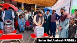 مردم و برخی از نهاد ها در داخل و بیرون از افغانستان با گذاشتن صندوق های جمعآوری اعانه در تلاش کمک به نیازمندان اند