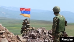 Հայաստանի ԶՈՒ զինծառայողը Ադրբեջանի հետ սահմանին մարտական հերթապահության ժամանակ, արխիվ