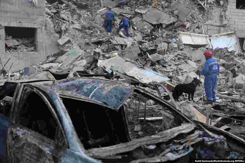 Розбір завалів багатоповерхівки у Солом'янському районі столиці. Росія цілеспрямовано б'є по цивільних, хоча верхівка Кремля це заперечує