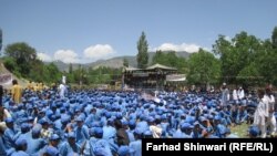 د خیبر په تیرا کې زده کوونکي د یو سرکاري ښوونځي میدان ته ورغونډ شوي دي - پخوانی انځور.