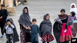 عکس چې له ارشیف څخه اخیستل شوی، جرمني ته تازه رسیدلي د یوې کورنۍ افغان ماشومان په کې ښکاري