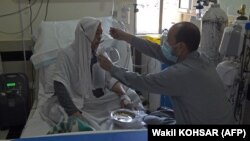 آرشیف٬ بیمار کرونا در یکی از شفاخانه‌های کابل