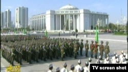 Garaşsyzlyk günündäki Harby parad mahalynda. Aşgabat, 27-nji oktýabr, 2012 ý.
