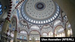 Бишкектеги мечиттердин бири. 1-июль, 2015-жыл.