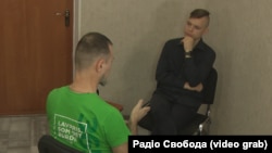 Чоловік на фото (сидить спиною) отримав 15 років ув'язнення за державну зраду. Прокуратура довела: він систематично передавав через проросійські телеграм-канали інформацію про розташування сил ППО, залізничні шляхи, військові об’єкти.