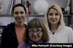 Команда, сканирующая материалы археологического отдела Национальной академии наук Украины. Слева направо: Тамара Куцаева, Галина Станицына и Александра Бузько. (Фото предоставлено Никой Гаврыш)