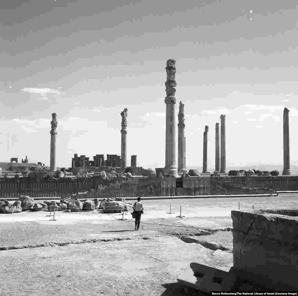 عکسی که بننو روتنبرگ، عکاس اسرائیلی، در سال ۱۹۶۸ گرفته است، یک همکار او را نشان می‌دهد که در حال نزدیک شدن به خرابه‌های تخت جمشید، پایتخت باستانی امپراتوری ایران، است