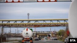 Rafinăria Neftohim, aparținând Lukoil, de la Burgas, Bulgaria, este una dintre cele mai mari fabrici de hidrocarburi din Europa de sud - est. 