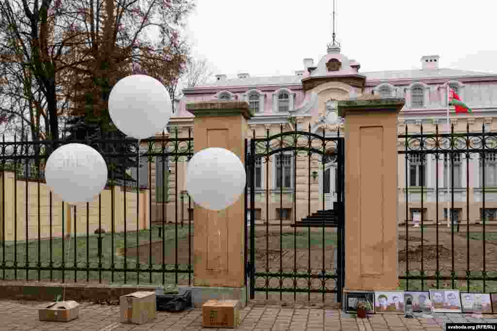 Амбасада Беларусі ў Вільні. Перад уваходам балёны з надпісам «Забярыце, гэта ваша».