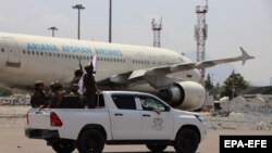 Forțele talibane ocupă Aeroportul Internațional Hamid Karzai din Kabul, după retragerea Statelor Unite, 31 august 2021.