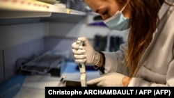 Până la momentul de față nu se cunosc rezultate concrete cu privire la pericolul dat de varianta Lambda.