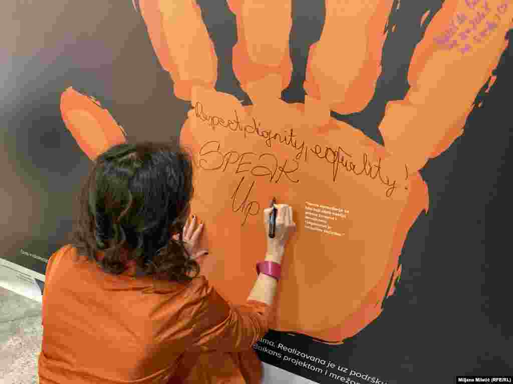 Na velikoj narandžastoj šaci poruke su drugačije – ukazuju na to da nema opravdanja za bilo koji oblik nasilja prema ženama i devojkama.Događaj su organizovali Mladi evropski ambasadori, Evropska kuća i Savet Evrope.Na fotogafiji: Plamena Halačeva, zamenica šefa Delegacije Evropske unije u Srbiji.