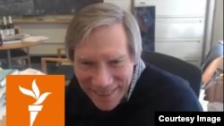 Алан Гут во время интервью в своем новом офисе