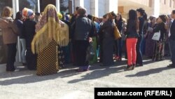 Государственные учреждения Туркменистана требуют от своих сотрудников избегать очередей.