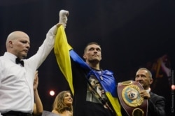 Олександр Усик (с) після перемоги над Муратом Гассієвим (за кадром) у Москві, 22 липня 2018 року