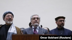 عبدالله عبدالله رئیس اجرائیه حکومت وحدت ملی و رهبر تیم ثبات و همگرایی حین صحبت در یک کنفرانس خبری در کابل. 