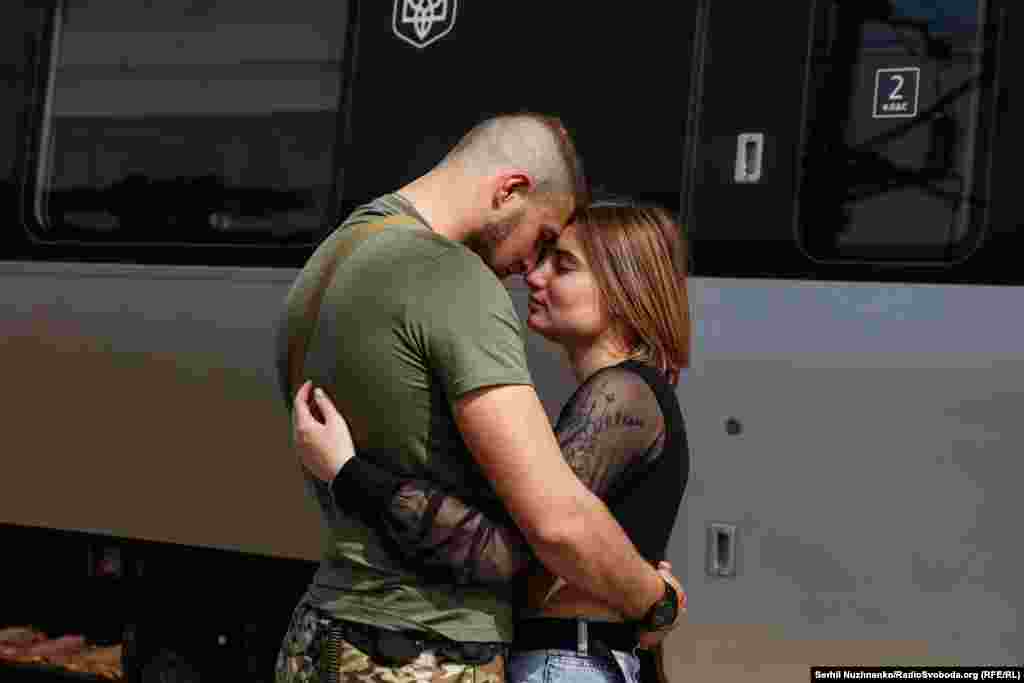 Одним из самых загруженных круглогодичных маршрутов был скоростной поезд из Киева, часто называемый «поездом жизни».До недавнего времени он оставался дорогой домой для тысяч людей. Составы перевозили военных, их семьи, волонтёров и беженцев