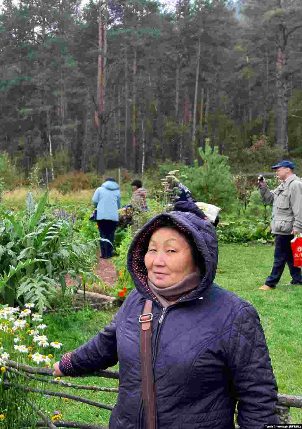Алтайский лингвист, доцент ГАГУ Майя Чочкина во время посещения Горно-Алтайского ботанического сада. 14.9.19.&nbsp;