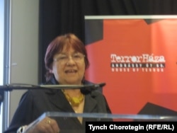 Бедизчи Ласло Месароштун кызы, кинорежиссер Марта Месарош айым “Террор үйү” музейиндеги жыйында чыгып сүйлөөдө. Будапешт. 06.6.2011.