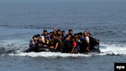 مهاجرین همواره با تقبل دشواری های فراوان تلاش می کنند خود را به کشور های اروپایی و امریکا برسانند