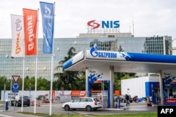 Автомобіль прибуває на заправку «Газпром», що належить Нафтовій промисловості Сербії (NIS). Белград, Сербія, 9 жовтня 2025 року