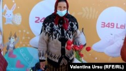 O pensionară vânzând lalele la Dochia
