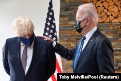 Premierul Marii Britanii, Boris Johnson alături de președintele SUA, Joe Biden