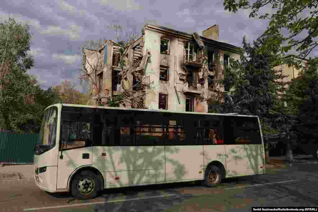 Міський транспорт функціонує без перебоїв. Є автобусне сполучення із іншими містами Донеччини та іншими регіонами України. З початку листопада через безпекову ситуацію потяги на Донеччину не ходять
