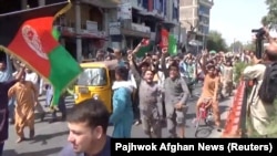 تظاهرات ضد طالبان با حمل کردن بیرق سه رنگ افغانستان در ننگرهار