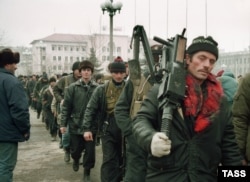 Чеченські бійці вирушають із Грозного до місця боїв. Чечня, грудень 1994 року