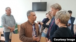 Лев Шлосберг на суде по избрании меры пресечения. 11 июня 2025 года, Псков.