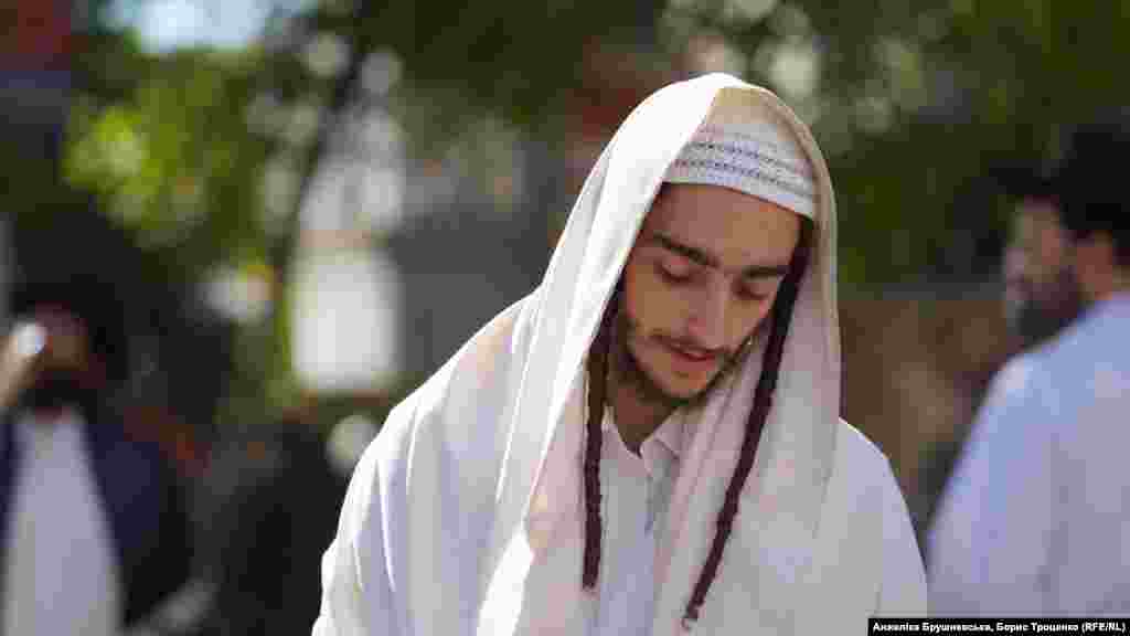 На Рош га-Шана рідко зустрінеш жінок на вулиці. Також під час святкування їм не можна відвідувати могилу цадика (праведника) Нахмана та місця, де їдять чоловіки