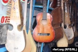 په یو دوکاند کې د موسیقۍ الات خرڅلاو ته ایښي