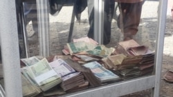 د افغانستان په یو شمېر نورو ولایتونو کې هم حکومتي ادارو د پاکستاني روپیو پر معاملاتو بندیز لګولی.