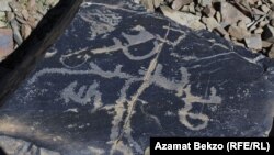 Алайдагы петроглифтер «Мурдаш башы эстеликтери» деп аталып келген.