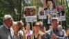 Участники митинга в честь Дня памяти жертв политических репрессий. Алматы, 31 мая 2012 года. 
