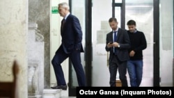 În noiembrie 2015, Adrian Mlădinoiu (în spate, cu telefonul) îl aducea pe Liviu Dragnea cu mașina la Înalta Curte, la procesul referendumului (1 an închisoare cu suspendare). Demisionase recent din SPP și își începea cariera cu funcții la stat și afaceri cu familia Dragnea