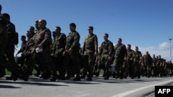 Нов контингент од 700 војници на НАТО пристигнува на Косово.